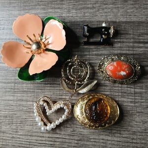 Beautiful Vintage Brooch Lot